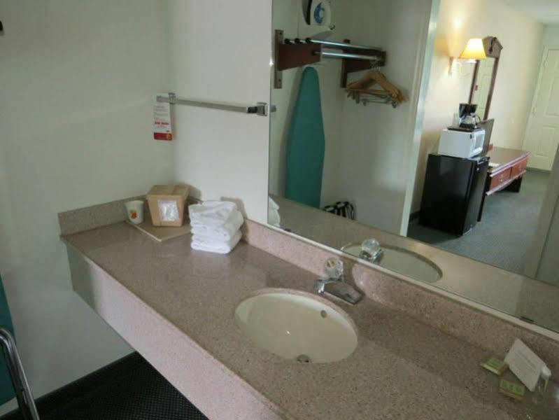 Super 8 By Wyndham Kingston Hotel Buitenkant foto